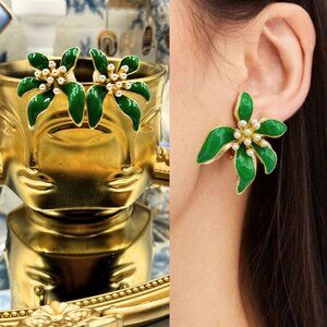 🆕 OSCAR DE LA RENTA 🧿 NWOT Pearl Flower and Green Enamel Leaves Stud Earrings